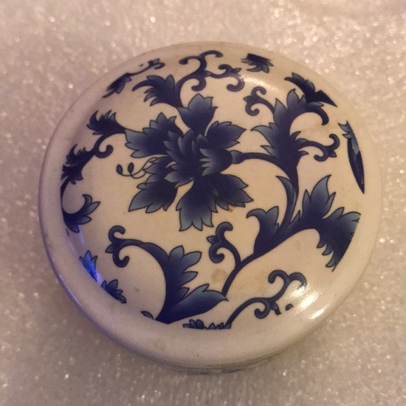 Porcelain box - Picture 2 of 5